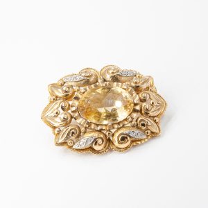 Un par de elegantes aretes de oro blanco de 18 quilates adornados con brillantes diamantes, que muestran una intrincada artesanía y un sorprendente contraste con su lujoso entorno. Joieria Vintage Barcelona
