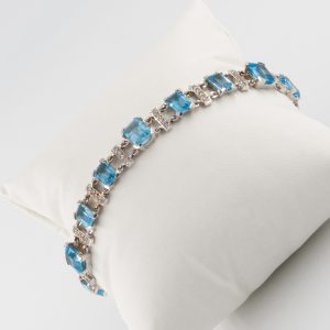 Los pendientes realizados en oro blanco de 18 quilates y diamantes se presentan elegantemente sobre un cojín blanco sobre un fondo liso. Joieria Vintage Barcelona