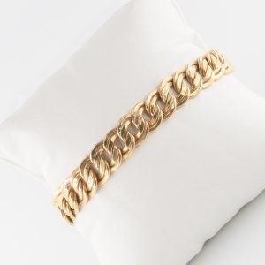 Sobre un fondo blanco acolchado se presentan los Pendientes oro blanco 18K y diamantes. Estos pendientes, elaborados en oro blanco y adornados con diamantes, cuentan con un diseño increíblemente elegante. Su acabado pulido transmite una sensación de lujo y sofisticación. Joieria Vintage Barcelona