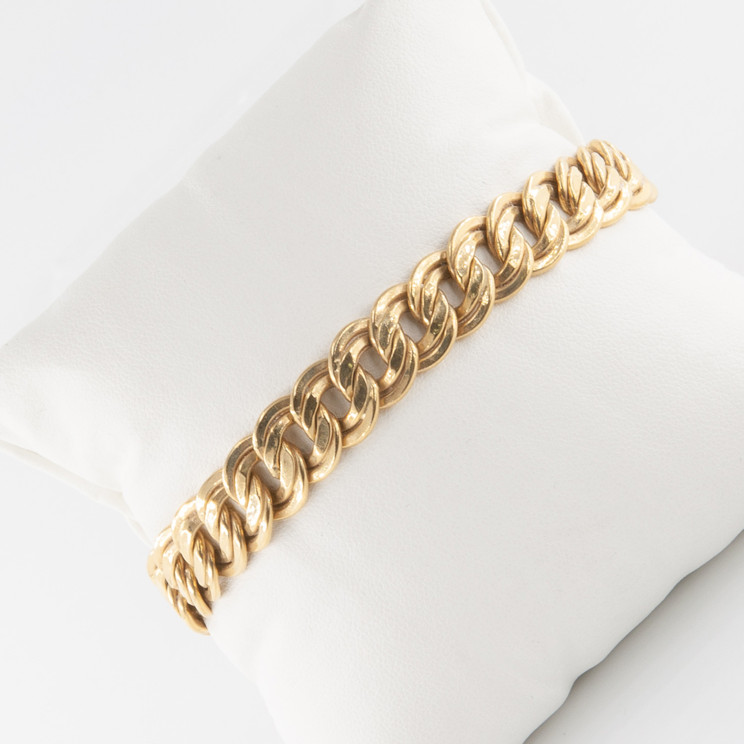 Sobre un fondo blanco acolchado se presentan los Pendientes oro blanco 18K y diamantes. Estos pendientes, elaborados en oro blanco y adornados con diamantes, cuentan con un diseño increíblemente elegante. Su acabado pulido transmite una sensación de lujo y sofisticación. Joieria Vintage Barcelona