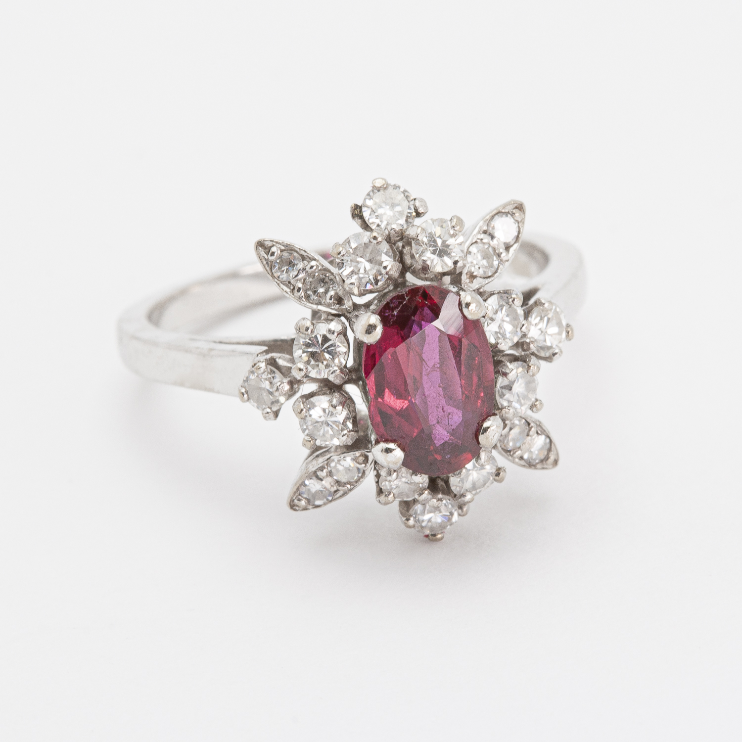 Anillo de oro blanco 18K con rubies y diamantes