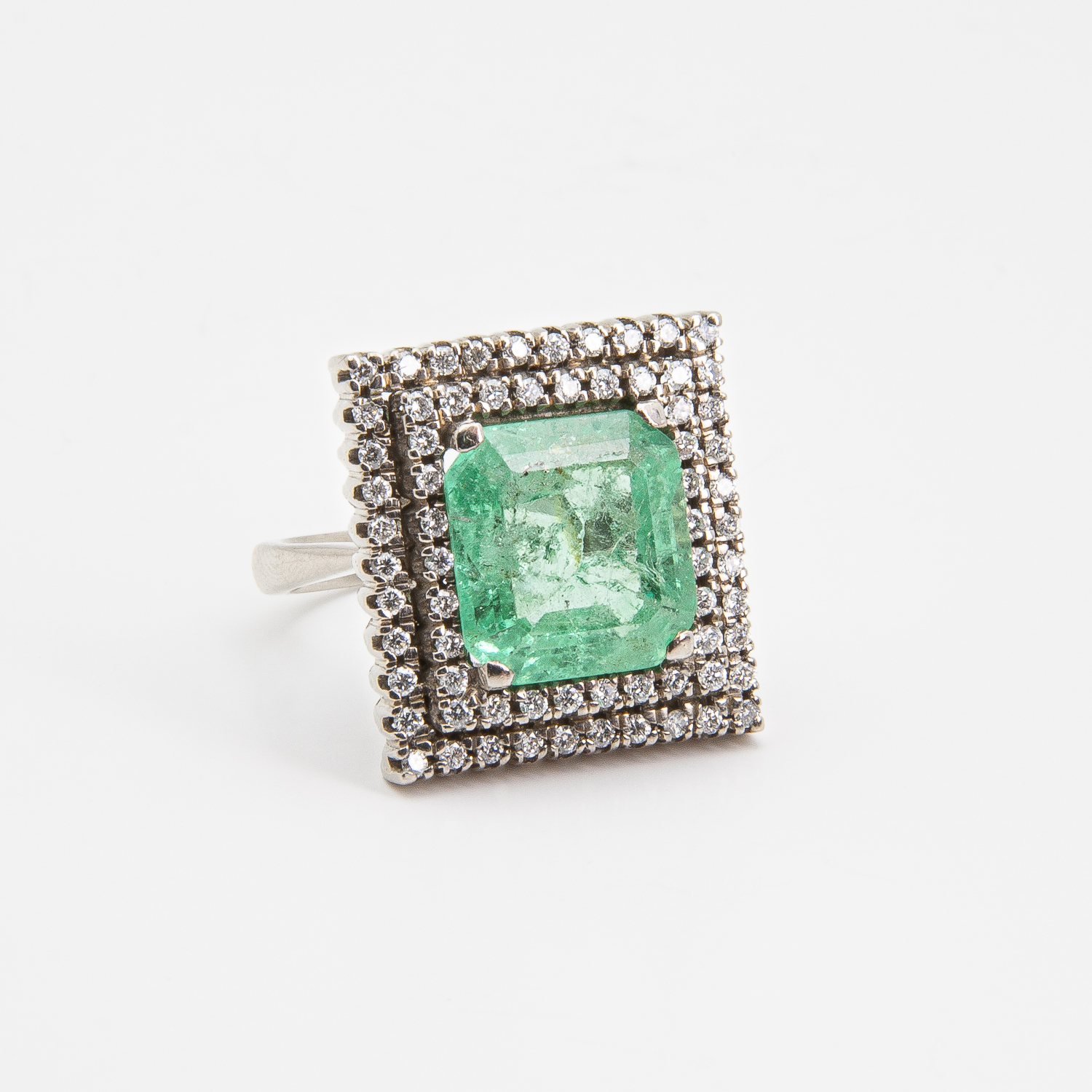 Anillo de oro blanco 18K con esmeralda y diamantes