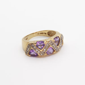 Anillo de oro amarillo 18K con amatista y diamantes