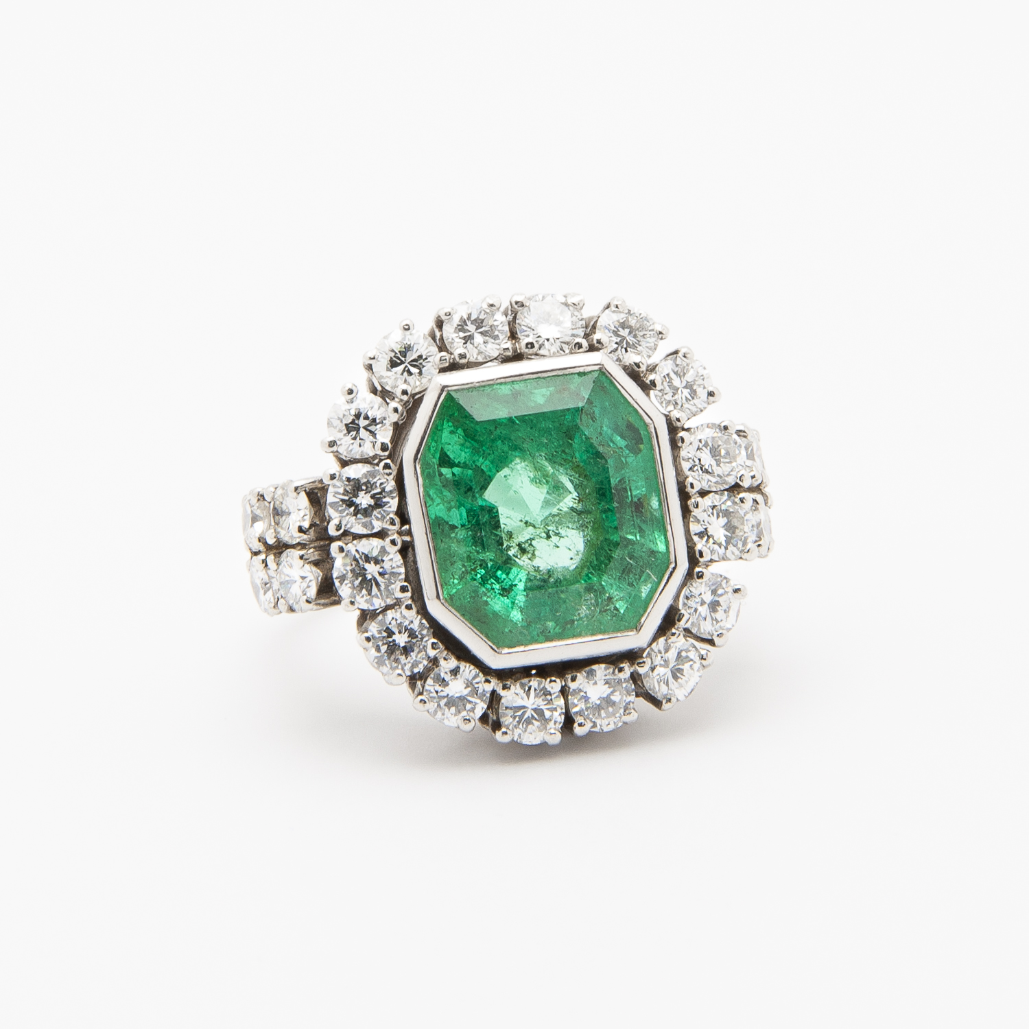 Anillo de oro blanco de 18K con esmeralda y diamantes - Imagen 2
