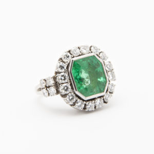Anillo de oro blanco de 18K con esmeralda y diamantes