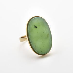 Anillo de oro amarillo de 18K con jade nefrita