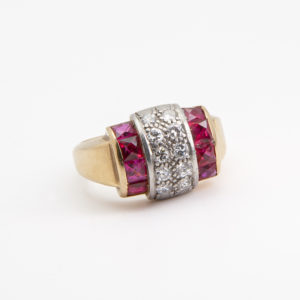 Anell anys 40 en or groc de 18K amb robins sintètics i diamants