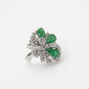 Anillo de oro blanco de 18K con esmeraldas y diamantes