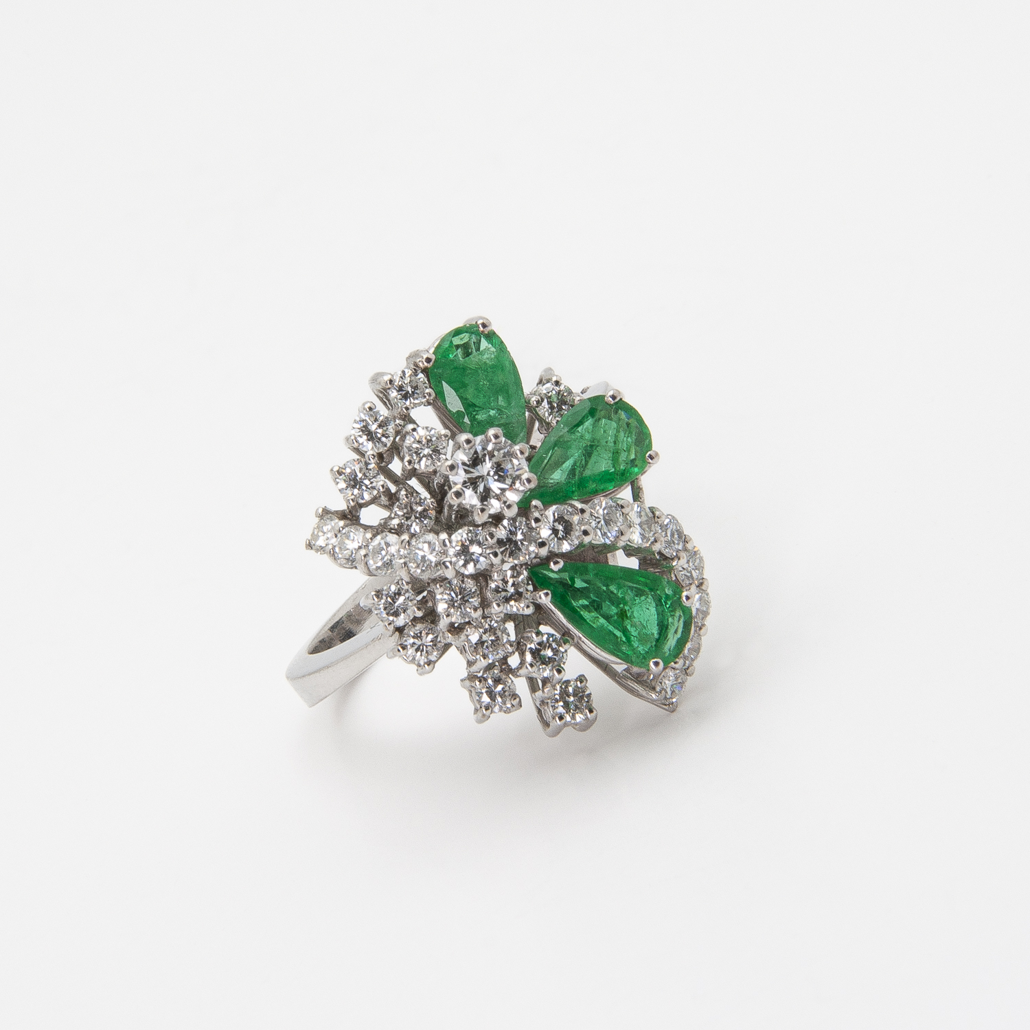 Anillo de oro blanco de 18K con esmeraldas y diamantes