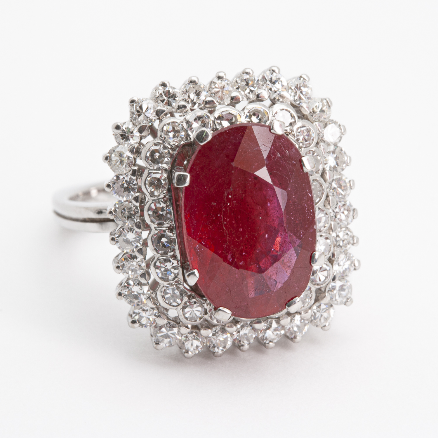 Anillo oro blanco 18K con rubi y diamantes