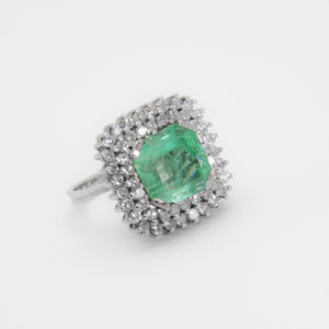 Anillo de oro blanco 18K con esmeralda y diamantes