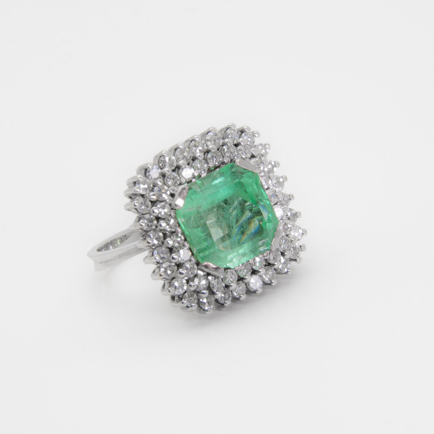 Anillo de oro blanco 18K con esmeralda y diamantes