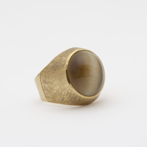 Anillo de oro amarillo 18K con crisoberilo "ojo de gato"