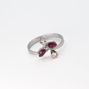 Anillo de oro blanco de 18K con rubies y diamantes