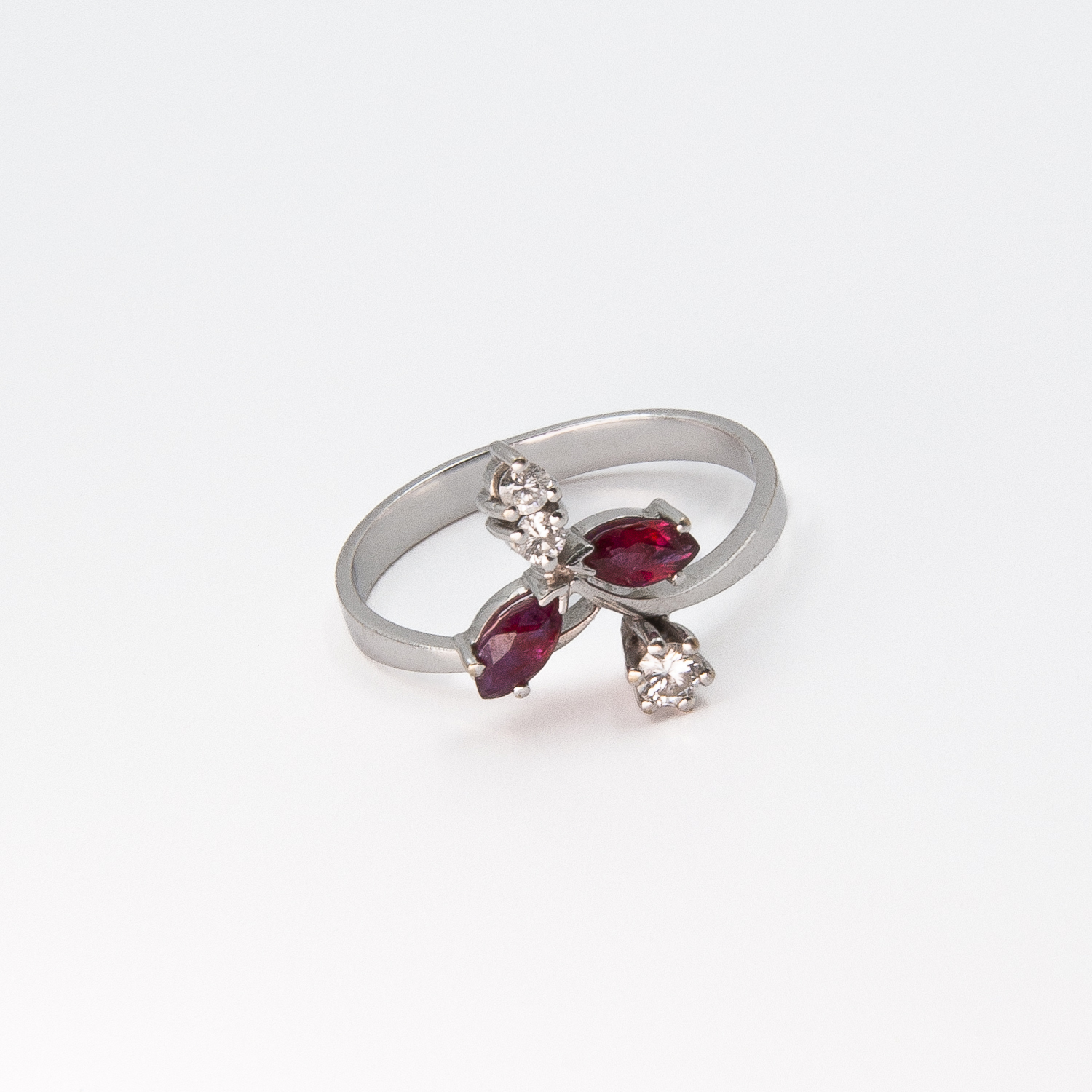 Anillo de oro blanco de 18K con rubies y diamantes