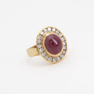 Anillo de oro amarillo 18K con rubi y diamantes