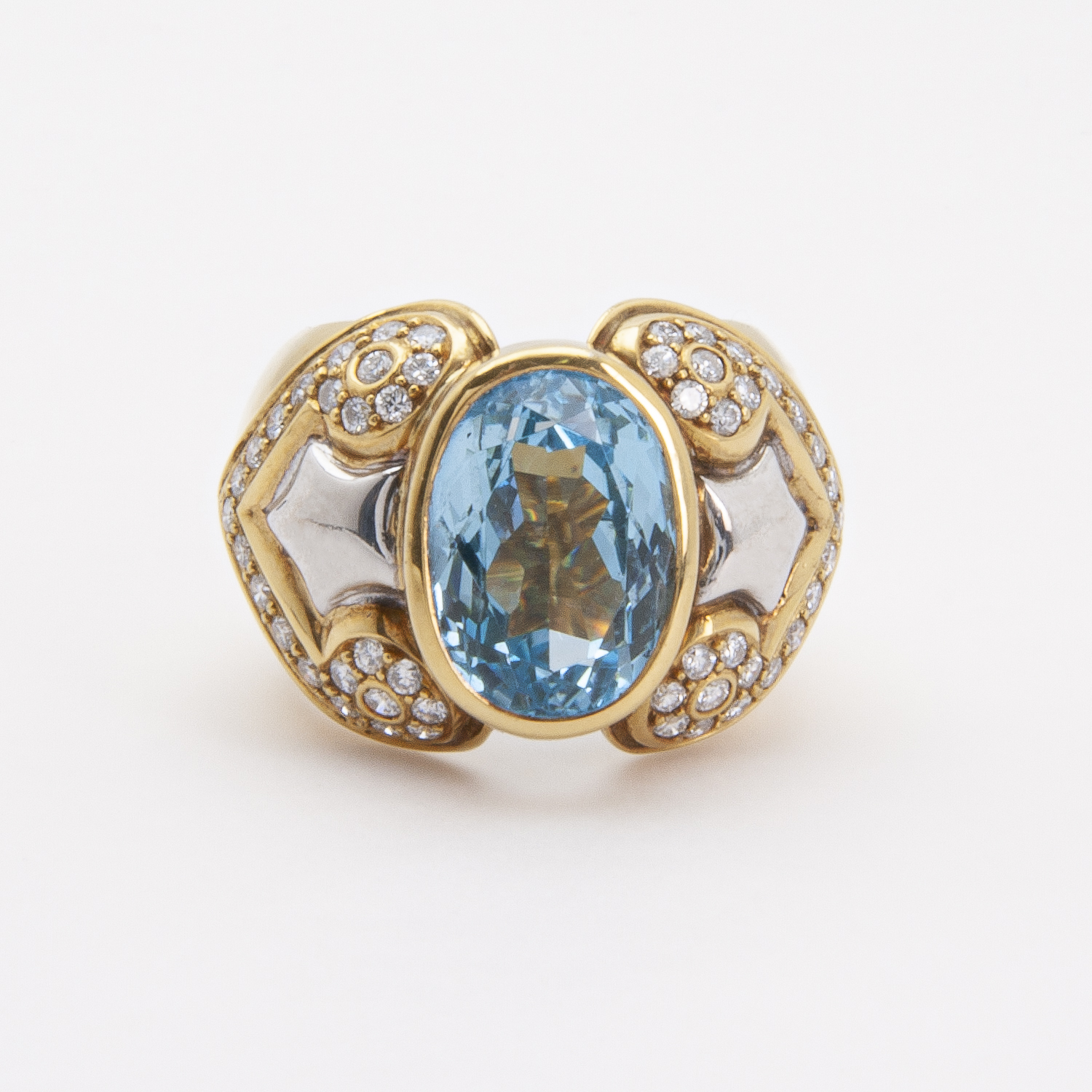 Anillo Vasari de oro amarillo de 18K con topacio azul y diamantes