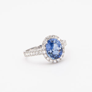Anell d'or blanc de 18K amb safir i diamants