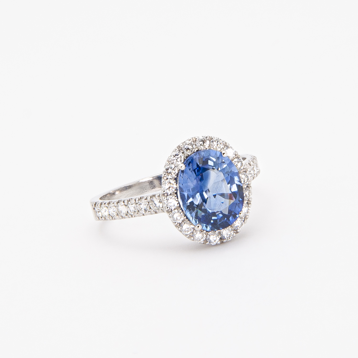 Anell d'or blanc de 18K amb safir i diamants