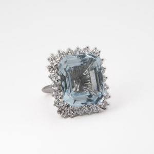 Anell d'or blanc 18K amb aiguamarina i diamants