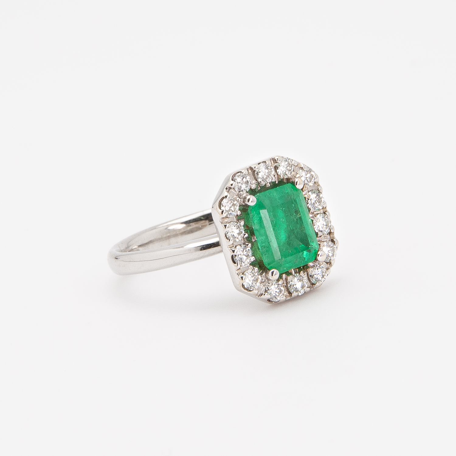 Anell d'or blanc de 18K amb maragdes i diamants