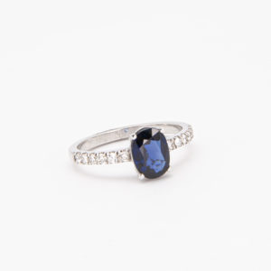 Anell d'or blanc de 18K amb safir i diamants