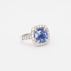 Anell d'or blanc de 18K amb safir blau i diamants