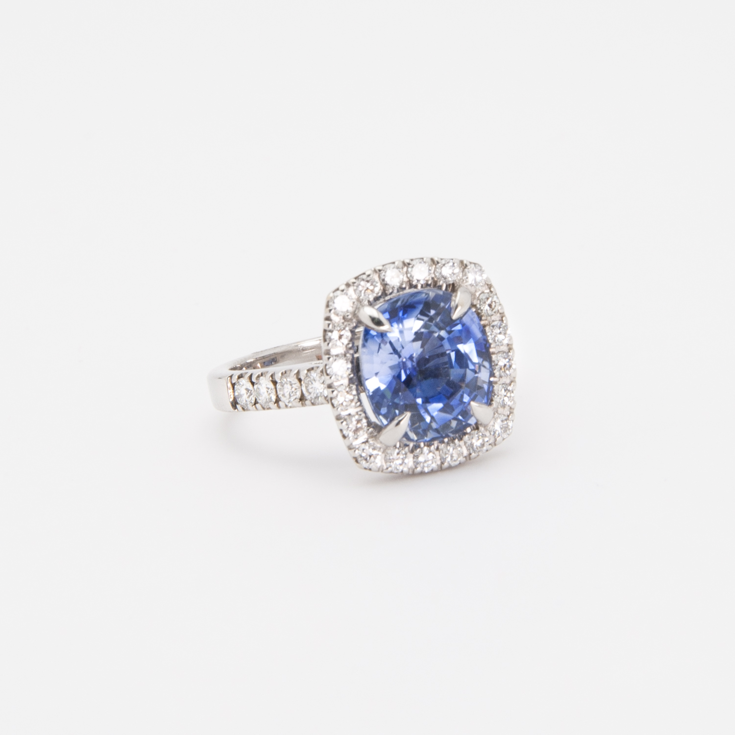 Anell d'or blanc de 18K amb safir blau i diamants