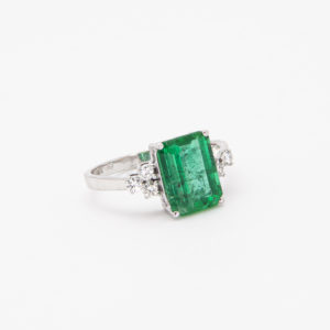 Anell d'or blanc 18K amb maragda i diamants