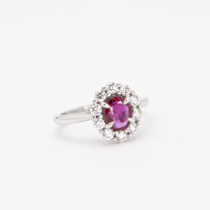 Anell d'or blanc de 18K amb rubi i diamants