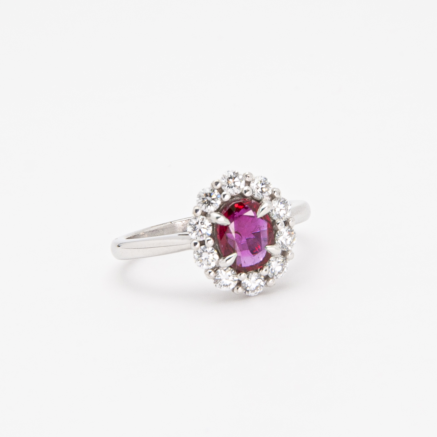 Anell d'or blanc de 18K amb rubi i diamants