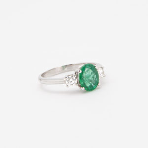 Anell d'or blanc de 18K amb maragda i diamants