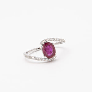 Anell d'or blanc de 18K amb robí i diamants