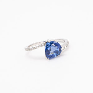Anell d'or blanc de 18K amb safir blau i diamants