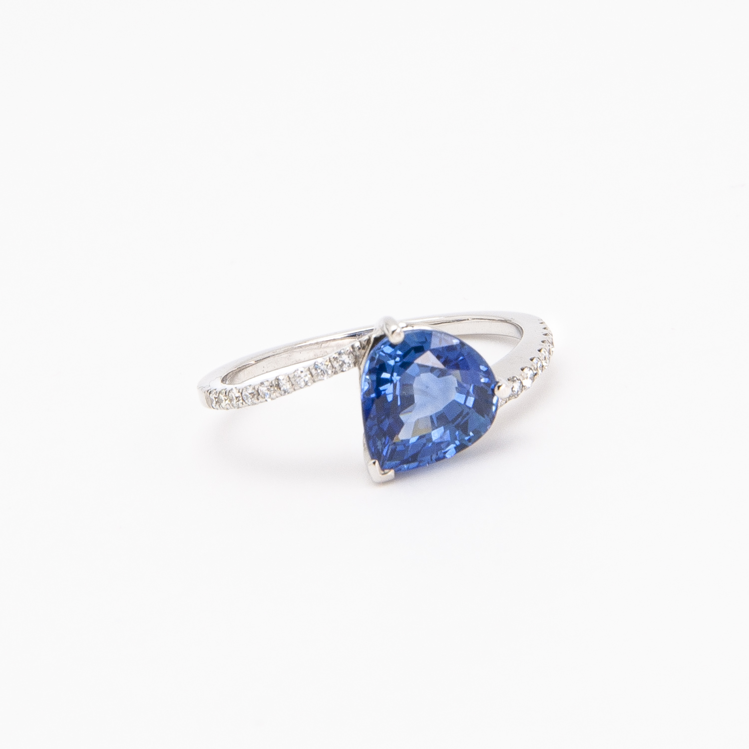 Anell d'or blanc de 18K amb safir blau i diamants