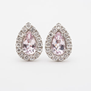 Pendientes con forma de lágrima, con morganitas rosa claro en el centro rodeadas de brillantes diamantes transparentes, montados en oro blanco de 18K. Los pendientes son simétricos y están sobre un fondo blanco liso. Joieria Vintage Barcelona