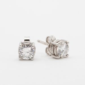 Un parell de "Dormilones" d'or blanc i diamants, que llueix aretes rodones de plata adornades amb brillants pedres precioses transparents en un encast de quatre puntes. Joieria Vintage Barcelona