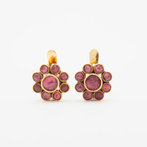 Un par de aretes de oro amarillo de 18 quilates, llamados "Pendientes de oro amarillo 18K con Granates Rodolita", que presentan un diseño floral con múltiples piedras preciosas rojas más pequeñas que rodean una piedra preciosa roja central más grande, exhibidas sobre un fondo blanco liso. Joieria Vintage Barcelona