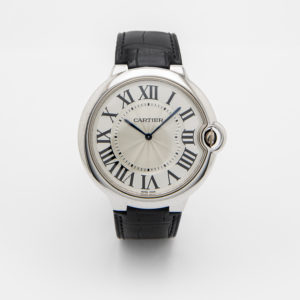 Cartier Ballon Bleu Or blanc 18K: Aquest elegant rellotge de polsera platejat presenta una corretja de pell negra, esfera rodona amb números romans, acabat metàl·lic, logotip de la marca a l'esfera i una petita corona al costat dret. Joieria Vintage Barcelona