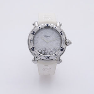 El Chopard Happy Sport Snowflake és un rellotge de polsera de luxe amb corretja blanca, bisell platejat i esfera blanca estampada amb detalls de diamants solts. El nom Chopard apareix a l'esfera, sobre un fons blanc llis.  Joieria Vintage Barcelona