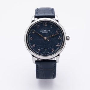 El rellotge de polsera automàtic Montblanc Star Legacy compta amb una corretja de pell blava, esfera blava, marcadors d'hora i manetes platejades, una finestra de data a les 6 en punt i una caixa d'acer inoxidable que es mostra sobre un fons blanc. Joieria Vintage Barcelona