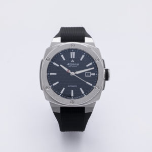 L'Alpina Alpiner Extreme Automatic compta amb una caixa platejada, una esfera negra texturitzada amb marcadors d'hora blancs, finestra de data i corretja de cautxú negra, tot sobre un fons blanc llis. Joieria Vintage Barcelona