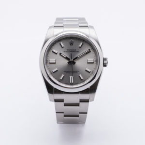 Un Rolex Oyster Perpetual Ref. 116000 amb caixa d´acer inoxidable, esfera platejada, marcadors d´hora platejats i braçalet a joc, mostrat sobre un fons blanc llis.  Joieria Vintage Barcelona