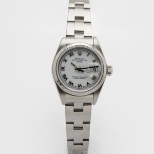 Un rellotge Rolex Oyster Perpetual Date en plata amb una corretja d'enllaços metàl·lics, esfera blanca, números romans i una finestra de data a les 3 en punt, sobre un fons blanc llis. Joieria Vintage Barcelona