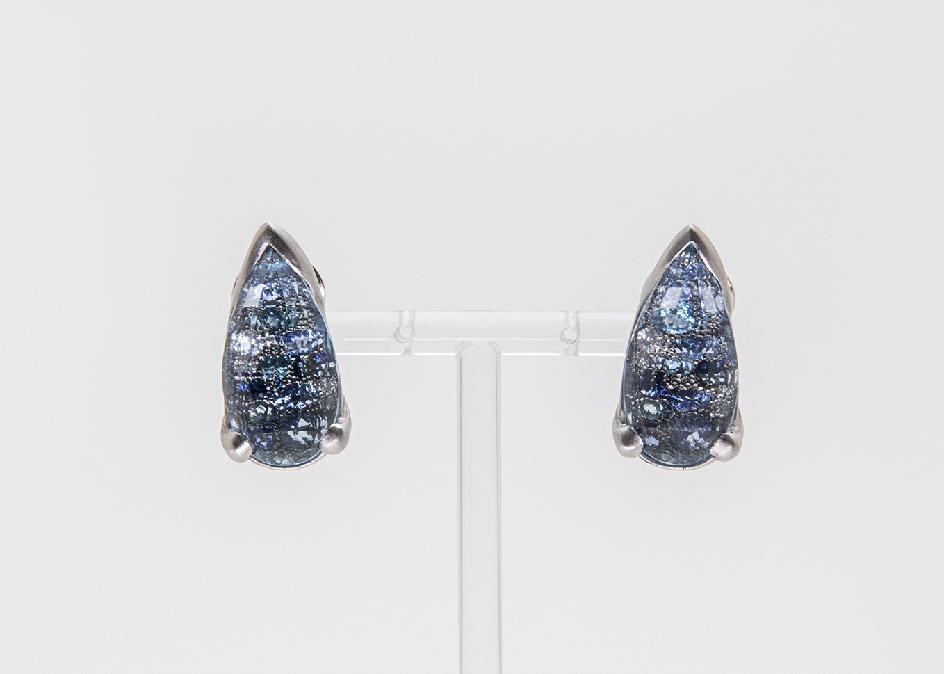 Pendientes Vasari, oro blanco mate 18k, con diamantes, zafiros y topacios