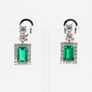 Un par de Pendientes de esmeraldas, diamantes y oro blanco 18k, firmados por Ernest Oriol, con elegantes esmeraldas y diamantes engastados en oro blanco de 18k. Joieria Vintage Barcelona