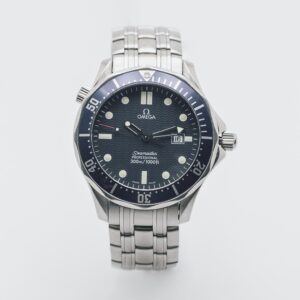 Rellotge de polsera Omega Seamaster Professional amb esfera ondulada negra, marques al bisell, indicador de data a les 3 i braçalet metàl·lic de baules sobre fons blanc llis. Joieria Vintage Barcelona