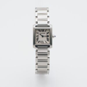 Rellotge Cartier Tank Française amb esfera quadrada platejada, marcadors de números romans i corretja metàl·lica de baules sobre un fons blanc llis. Joieria Vintage Barcelona