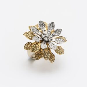 Anillo flor italiano, en oro blanco y amarillo de 18k, con pavé de diamantes y zafiros amarillos