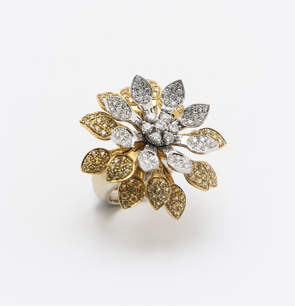 Anillo flor italiano, en oro blanco y amarillo de 18k, con pavé de diamantes y zafiros amarillos